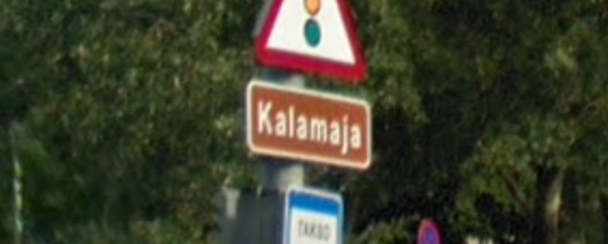 Zoomed in picture of the directional signs on the lamppost