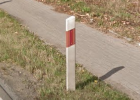 Zoomed in picture of a bollard in `11.png`